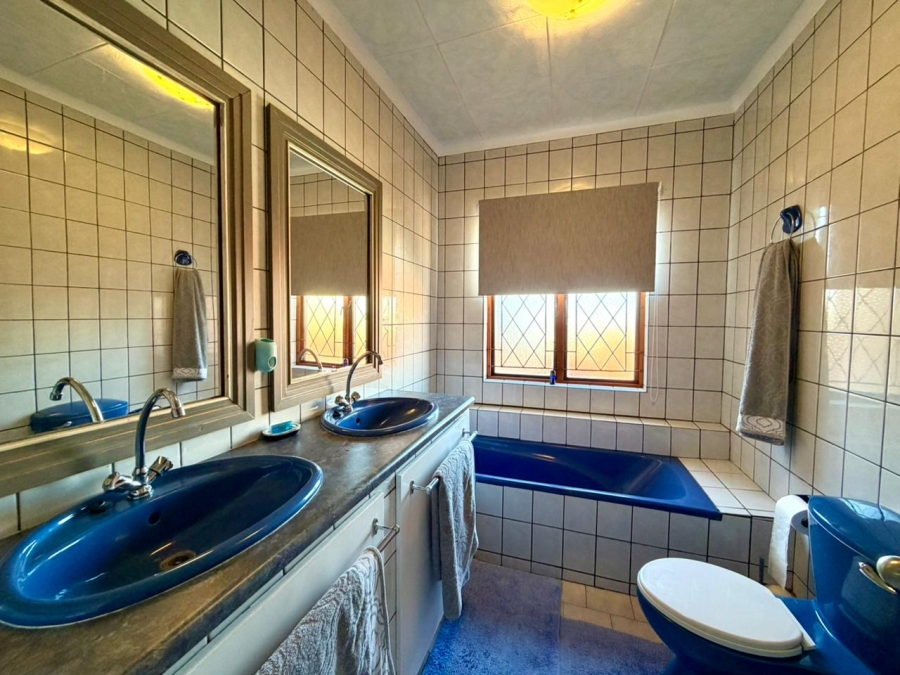 6 Bedroom Property for Sale in Heiderand Western Cape